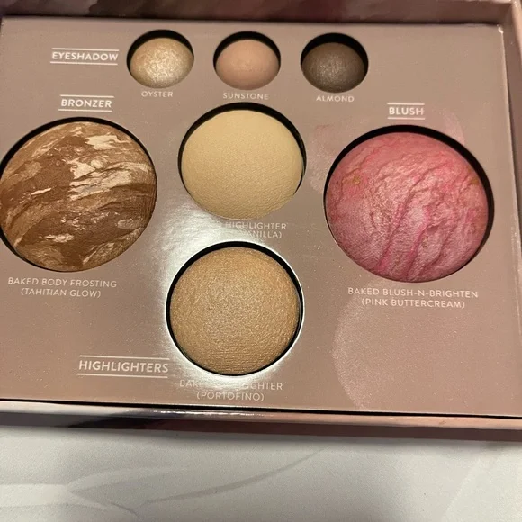 Laura Geller complete travel box of her famous baked makeup. - Picture 2 of 3